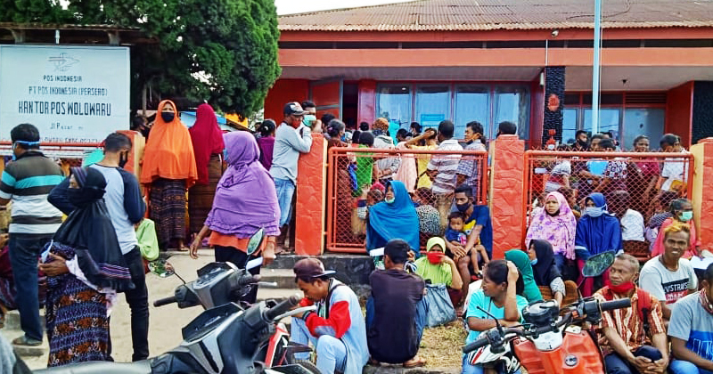 Antrian warga di Kantor Pos, Kecamatan Wolowaru untuk mengambil Bantuan Sosial Tunai