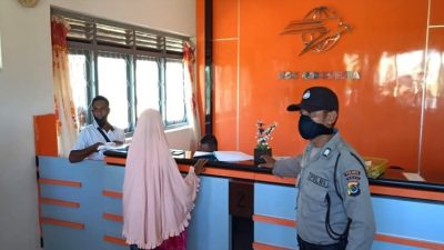 Warga Kabupaten Ende menerima Bantuan Sosial Tunai (BST) di Kantor Pos