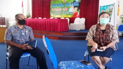 Juru Bicara Tim Gugus Tugas Penanganan Covid-19 Kabupaten Ende, Ignatius Gharu dan Dokter Muna Fatma, ketika diwawancara di Posko Gugus Tugas