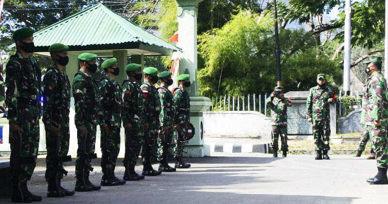 Wakil Asisten Potensi Dirgantara Udara (Waaspotdirga), Marsda TNI Tyas Nur Hadi, disambut oleh prajurit Kodim 1602 Ende (21/7/20)