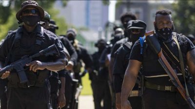 Kelompok kulit hitam NFAC menggelar demonstrasi di Louisville, Kentucky, Amerika Serikat dengan menenteng senjata (26/7/20)