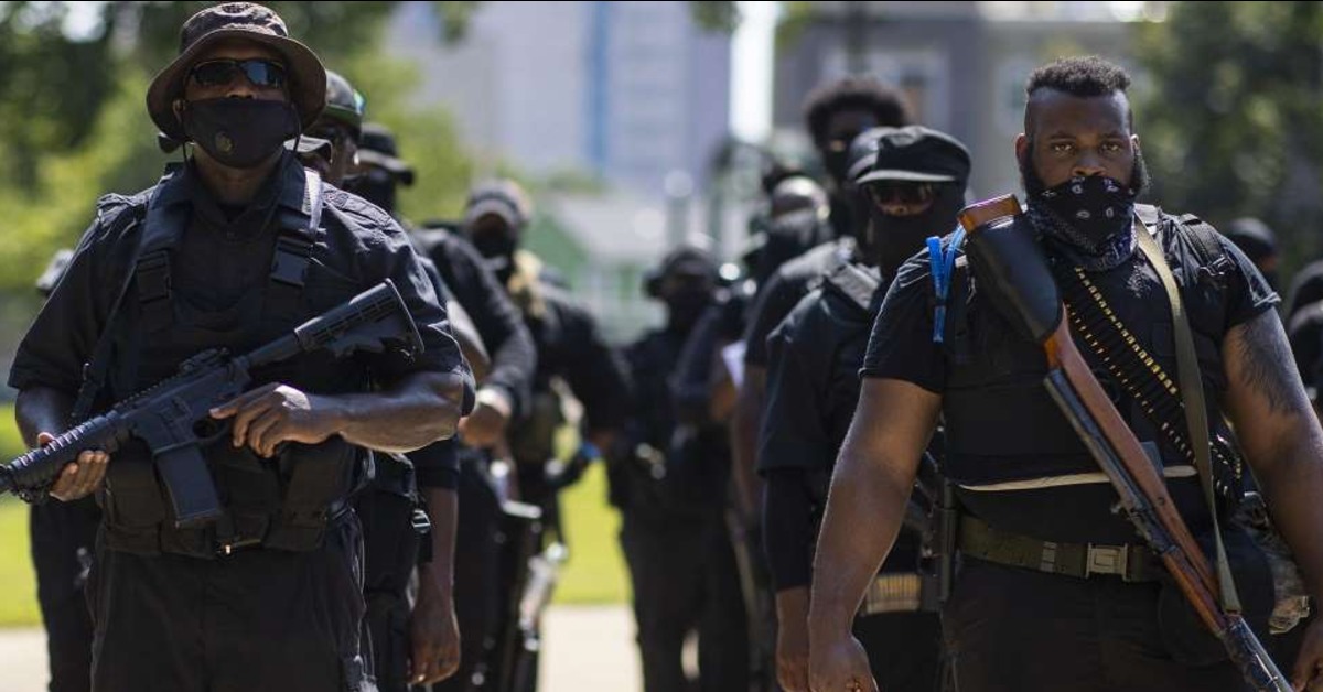 Kelompok kulit hitam NFAC menggelar demonstrasi di Louisville, Kentucky, Amerika Serikat dengan menenteng senjata (26/7/20)