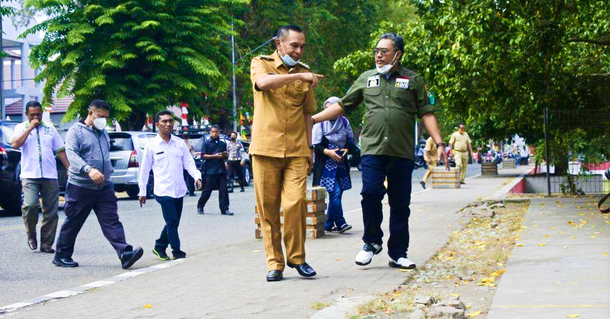 Bupati Ende Djafar Ahmad mendampingi Wakil Ketua MPR RI, Jazilul Fawaid (Gus Jazil) dan anggota MPR Dipo Nusantara Pua Upa mengunjungi Taman Renungan Bung Karno, Kota Ende (28/7/20)