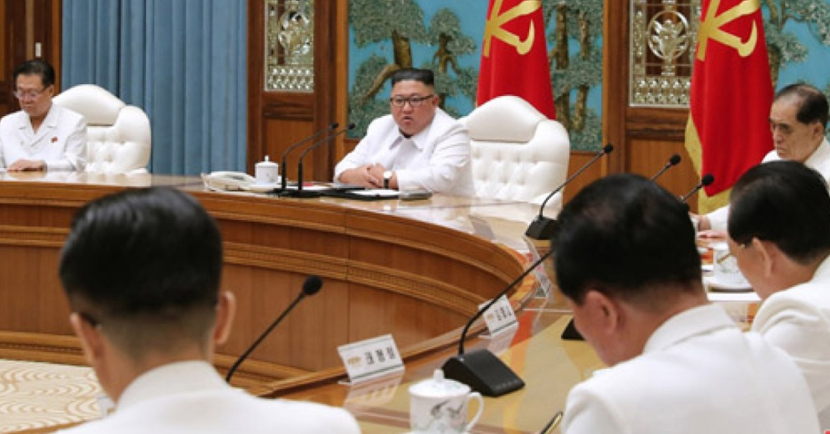 Pemimpin Korea Utara, Kim Jong Un, mengumumkan keadaan darurat dan penutupan di sebuah kota perbatasan, setelah seseorang yang dicurigai terinfeksi virus corona baru kembali dari Korea Selatan setelah secara illegal (27/7/20)