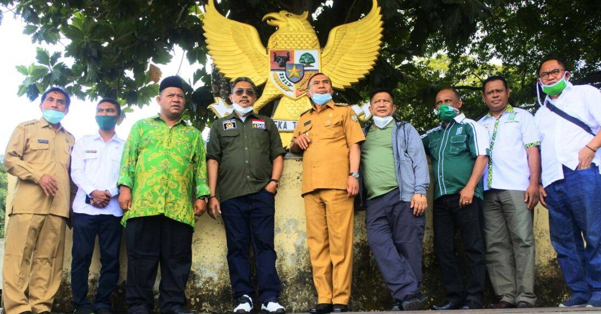 (Tengah) Wakil Ketua MPR RI, dr. Jazilul Fawaid, Bupati Ende Djafar Ahmad, dan anggota MPR Dipo Nusantara Pua Upa, SH, MH, saat mengunjungi Taman Renungan Bung Karno (28/7/20)