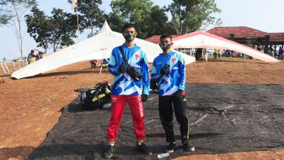 Yoga Pratama dan Yohanes K. Moda, dua atlet Paralayang Ende binaan TNI AU