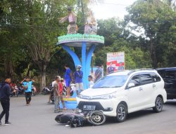 Tabrakan di Jalan Eltari Ende, Satu Motor Terselip di Kolong Mobil