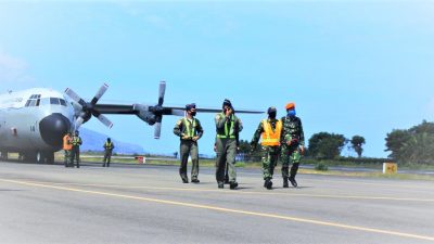 Tim penerbang Hercules C-130 dari TNI Angkatan Udara, dipimpin Komandan Skuadron 31 Halim Perdanakusuma, Letkol Penerbang (Pnb) Yulius Marvin Aryaka, turun dari pesawat (4/8/20)