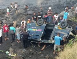 Sopir Ngantuk, Mikrolet Arjuna Terjun ke Bibir Pantai