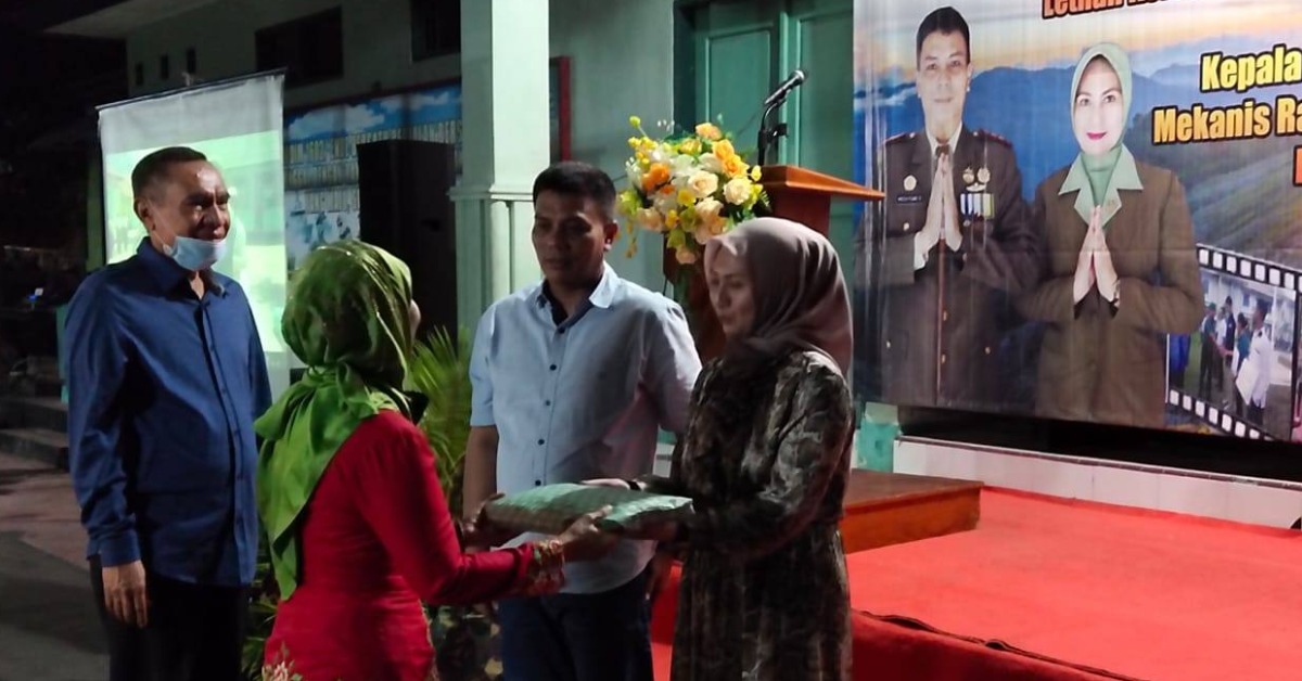 Bupati Ende Djafar Ahmad bersama istri memberikan kado perpisahan kepada Letkol Inf Fuad Suparlin (2/8/20)