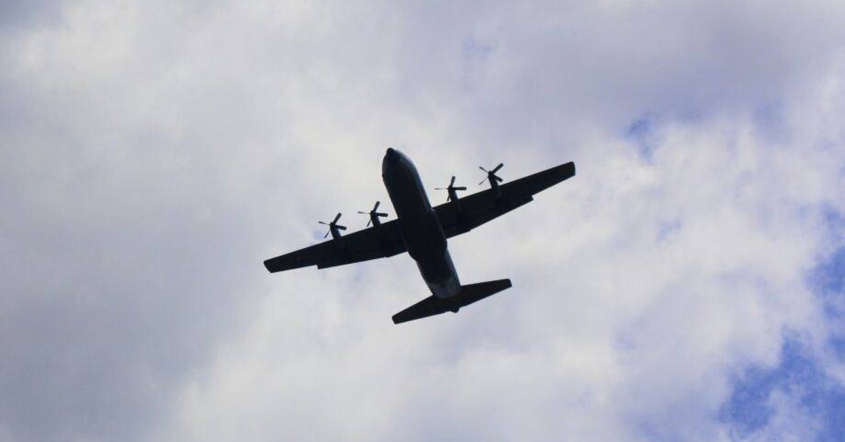 Pesawat Hercules C-130 saat mengitari Bandara Haji Hasan Aroeboesman, dalam misi pendaratan perdana (4/8/20)