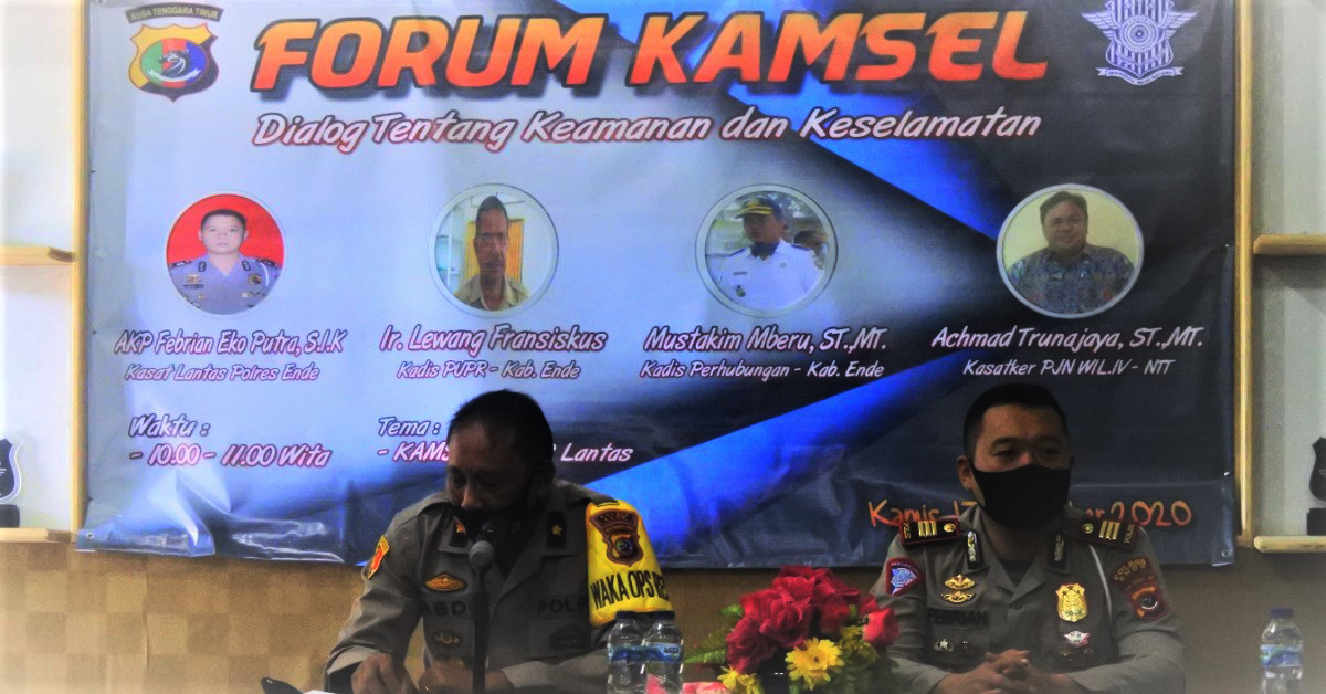 Kasat Lantas Polres Ende, AKP Febryan Eko Putra (kiri) saat mendampingi Waka Polres Ende membuka kegiatan group discussion (17/9/20)