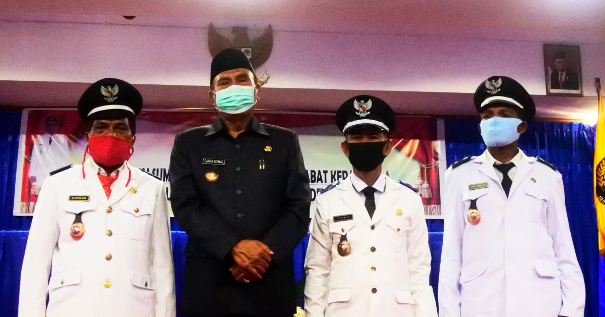 Bupati Ende Djafar Ahmad bersama ketiga Penjabat Kepala Desa usai proses pelantikan (16/11/20)