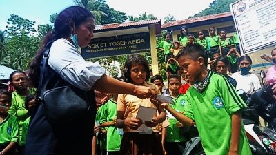 Anggota DPRD Ende dari Partai Golkar, Maria Margaretha Sigasare menyerahkan beasiswa kepada murid SDK Santo Yosef Aeisa (5/11/20)