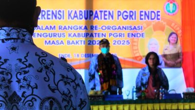 Bupati Ende Djafar Ahmad dan Kadis P dan K Mensi Tiwe, saat pembukaan Konferensi Luar Biasa PGRI Ende (18/12/20)