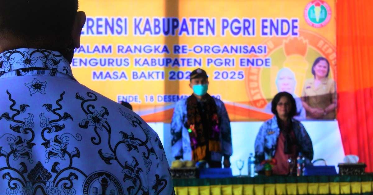 Bupati Ende Djafar Ahmad dan Kadis P dan K Mensi Tiwe, saat pembukaan Konferensi Luar Biasa PGRI Ende (18/12/20)