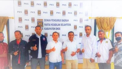 Ketua Partai Keadilan Sejahtera (PKS) Kabupaten Ende, Chairul Anwar bersama pengurus, usai melakukan pertemuan dengan Nasdem Ende dan PKPI Ende (13/1/21)