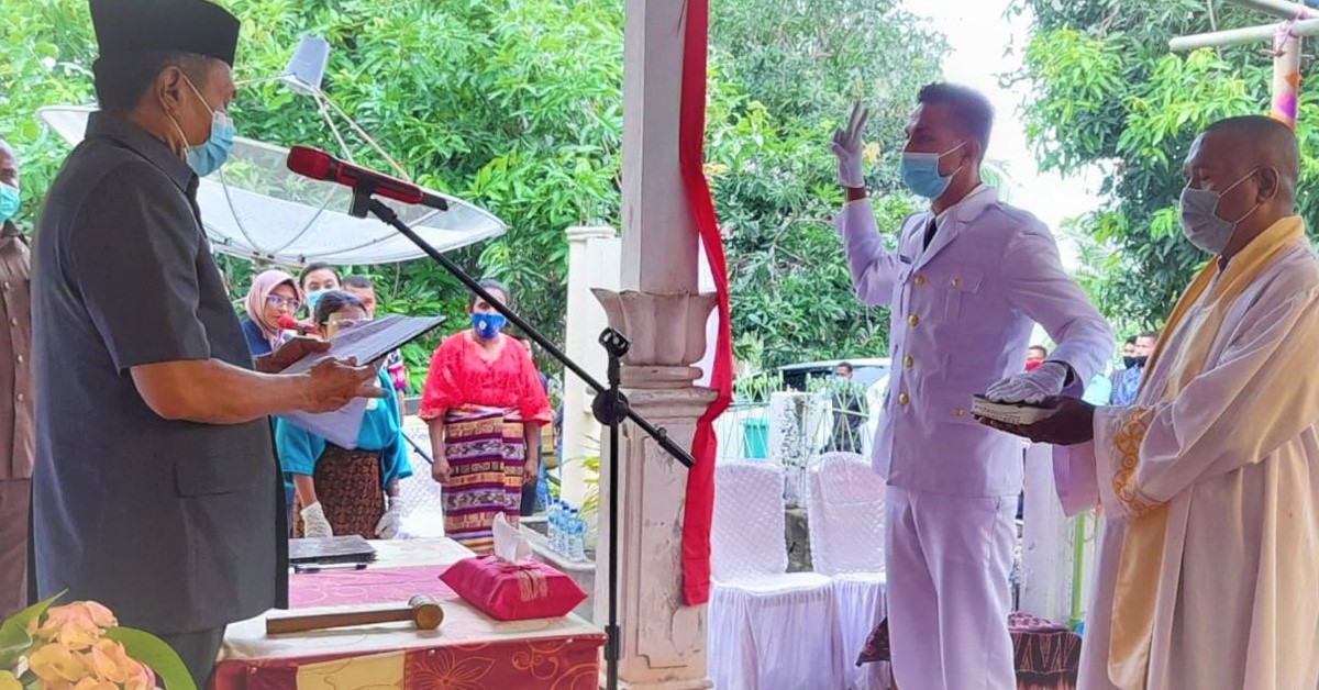 Bupati Ende Djafar Achmad melantik Kepala Desa Watusipi Kecamatan Ende Utara, Hironimus Hado, bertempat di Kantor Desa Watusipi (15/1/21)