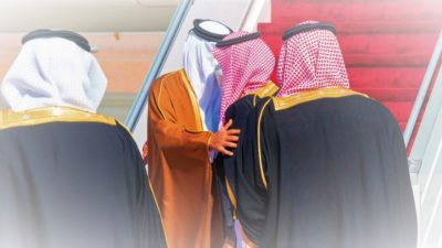 Putra Mahkota Arab Saudi Pangeran Mohammed bin Salman berpelukan dengan Emir Qatar Sheikh Tamim bin Hamad al-Thani, saat Sheikh Tamim turun dari pesawat di bandar udara kota Al-Ula, Arab Saudi, Selasa (5/1/2021), menjelang Konferensi Tingkat Tinggi Ke-41