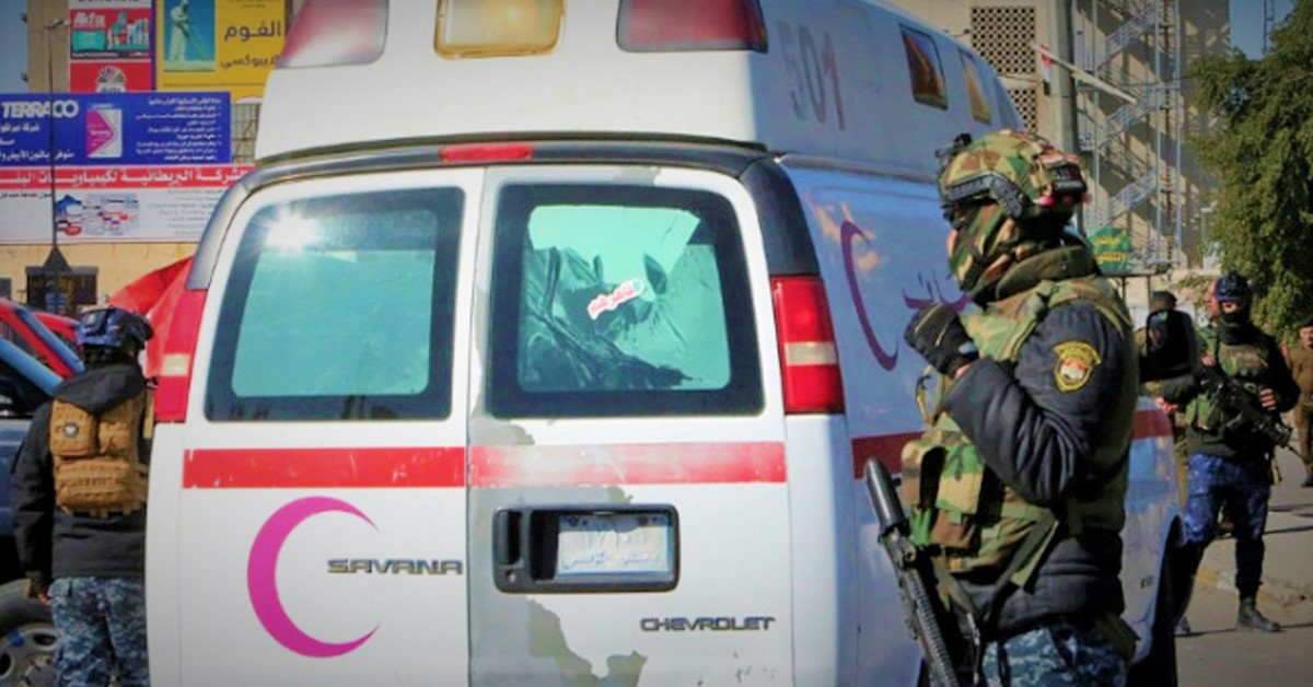 Petugas mengevakuasi korban ledakan bom bunuh diri Baghdad, Irak (21/1/21)
