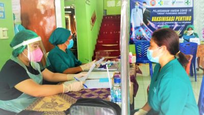 Pemberian vaksin Covid-19, Sinovac, untuk para Tenaga Kesehatan (Nakes) di Puskesmas Onekore (08/02/21)