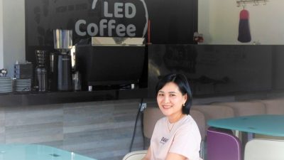 Warga Ende keturunan Tionghoa, Santy Yusuf, dokter kecantikan pemilik LED Coffee, Kota Ende