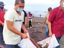 Bupati Djafar dan Dandim Nelson Bersihkan Pantai di Sekitar Dermaga Ende