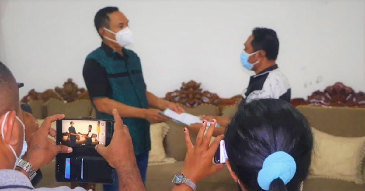 Bupati Ende Djafar Achmad menerima Surat Keterangan Selesai Pemantauan, yang diberikan Plt Kepala Dinas Kesehatan Ende, Vitalis Kako, setelah dinyatakan sembuh dari Covid-19 (07/03/21)