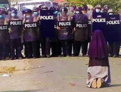 Viral, Aksi Biarawati Hadang Polisi Myanmar Demi Selamatkan Demonstran