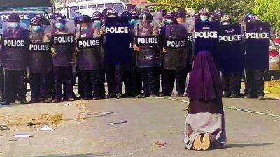 Suster Ann Thu Thawng berlutut di hadapan polisi Myanmar dan memohon agar mereka berhenti menangkap demonstran