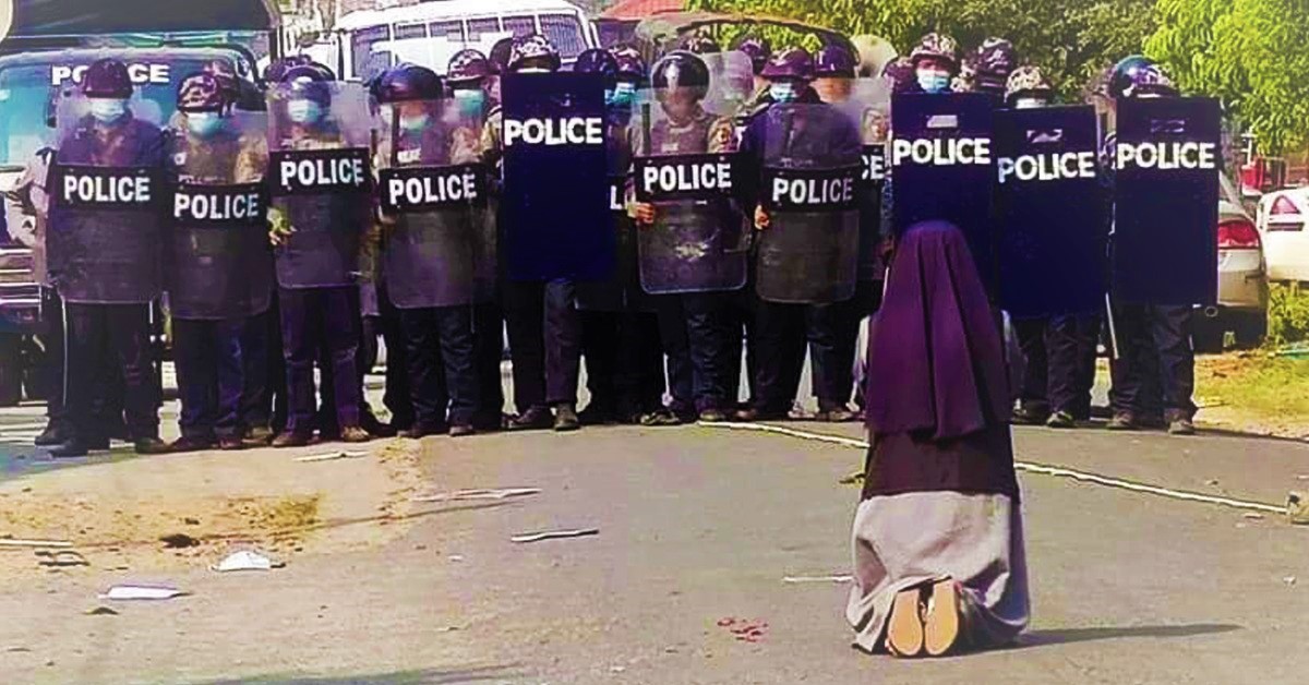 Suster Ann Thu Thawng berlutut di hadapan polisi Myanmar dan memohon agar mereka berhenti menangkap demonstran
