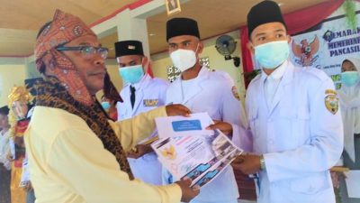 Kepala Sekolah Menengah Kejuruan (SMK) Negri 2 Ende, Helmin Gildus Rangga menyerahkan hadiah kepada siswa pemenang Lomba Mirip Bung Karno (01/06/21)