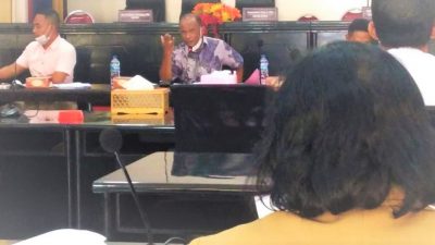 Yulius Cesar Nonga ketika memimpin rapat Komisi II DPRD Ende dengan Organisasi Perangkat Daerah (06/07/21)