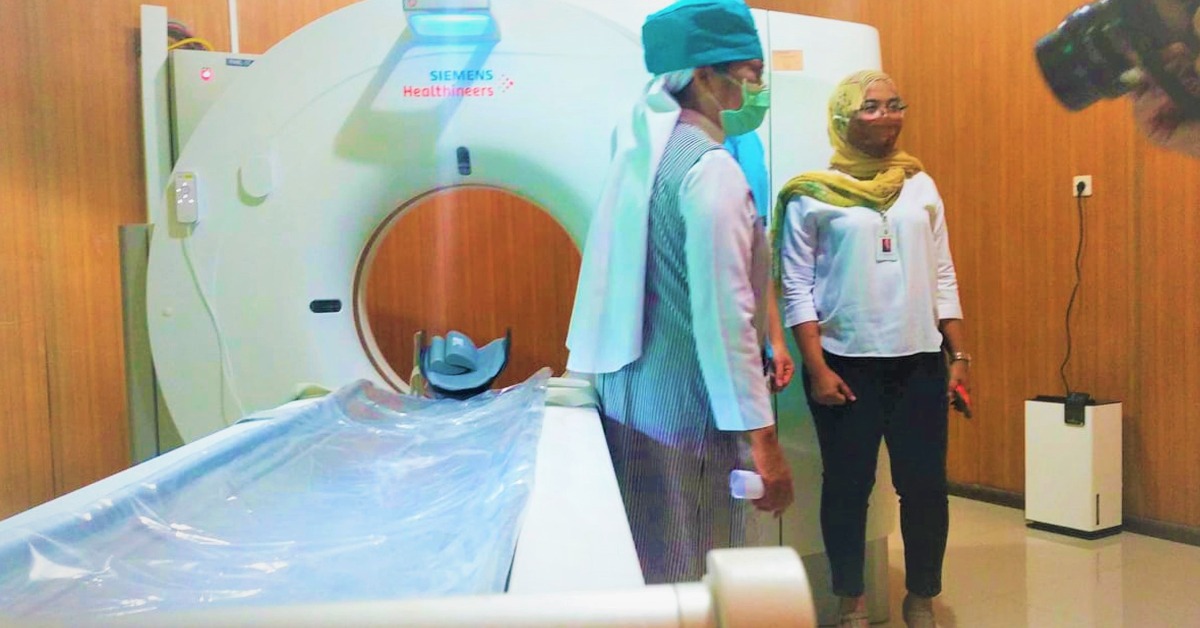 Direktur RSUD Ende, dokter Aries Dwi Lestari, dokter spesialis radiologi, dan kepala ruangan radiologi RSUD Ende saat menunjukan CT Scan tipe 64 Slice (25/08/21)