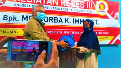 Anggota DPRD Ende, Mohammad Orba Kamu Imma memberikan paket Sembako kepada warga saat reses di RT 27/RW 14, Kelurahan Mautapaga, Kota Ende (25/08/21).