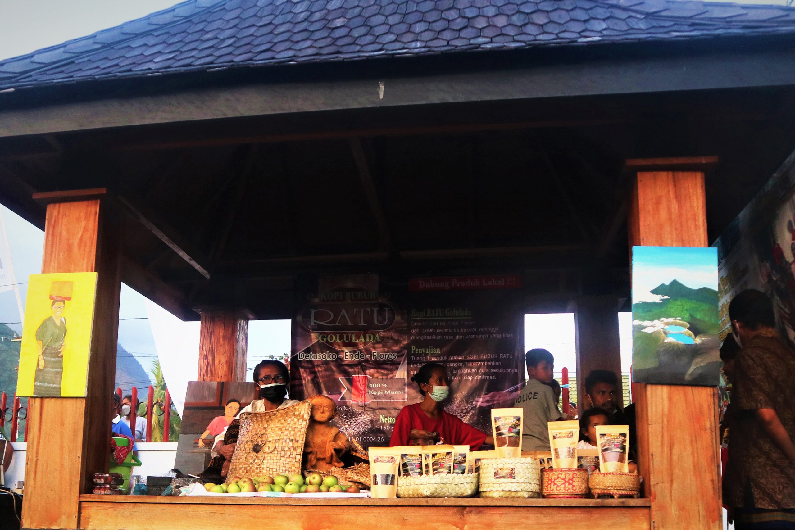 Produk Kopi Bubuk Ratu Golulada dipamerkan dalam Festival Kelimutu 2021