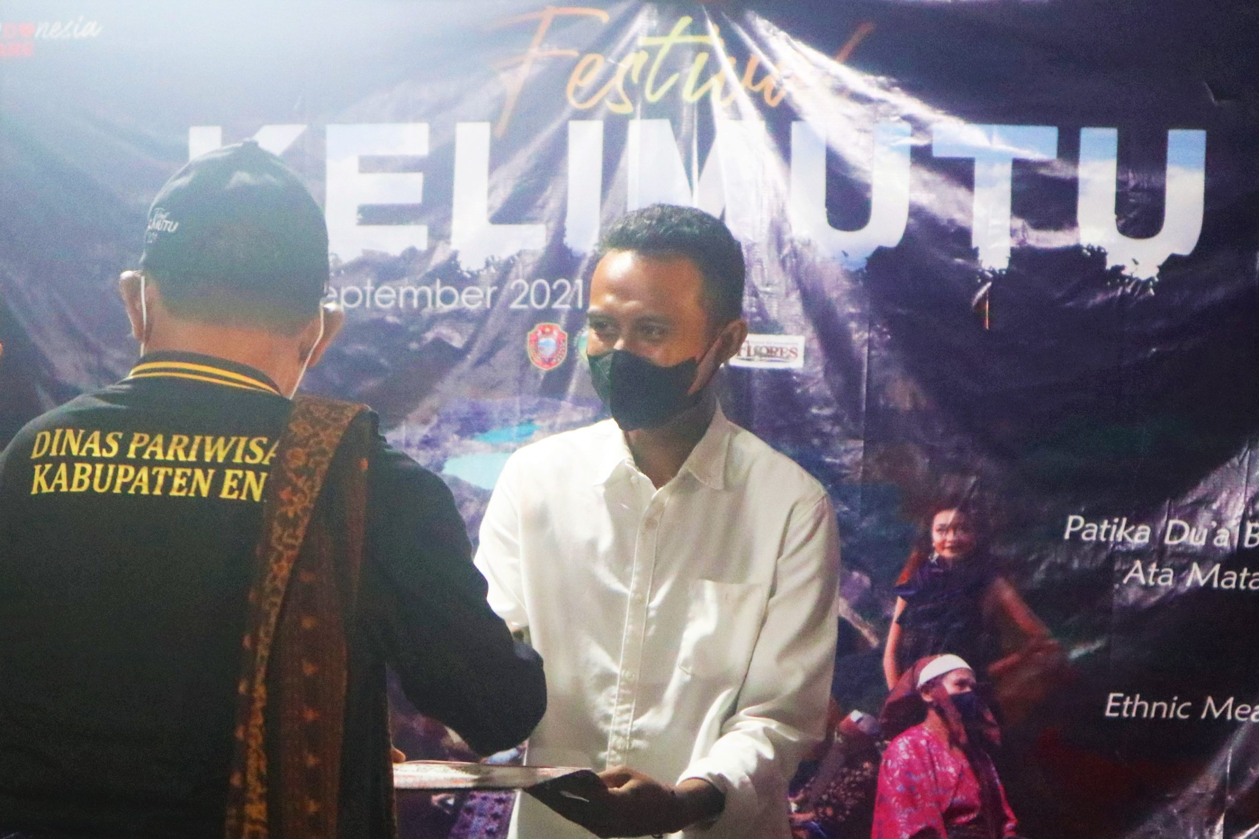 Nadiran Samin menerima hadiah sebagai pemenang lomba konten kreator Festival Kelimutu 2021