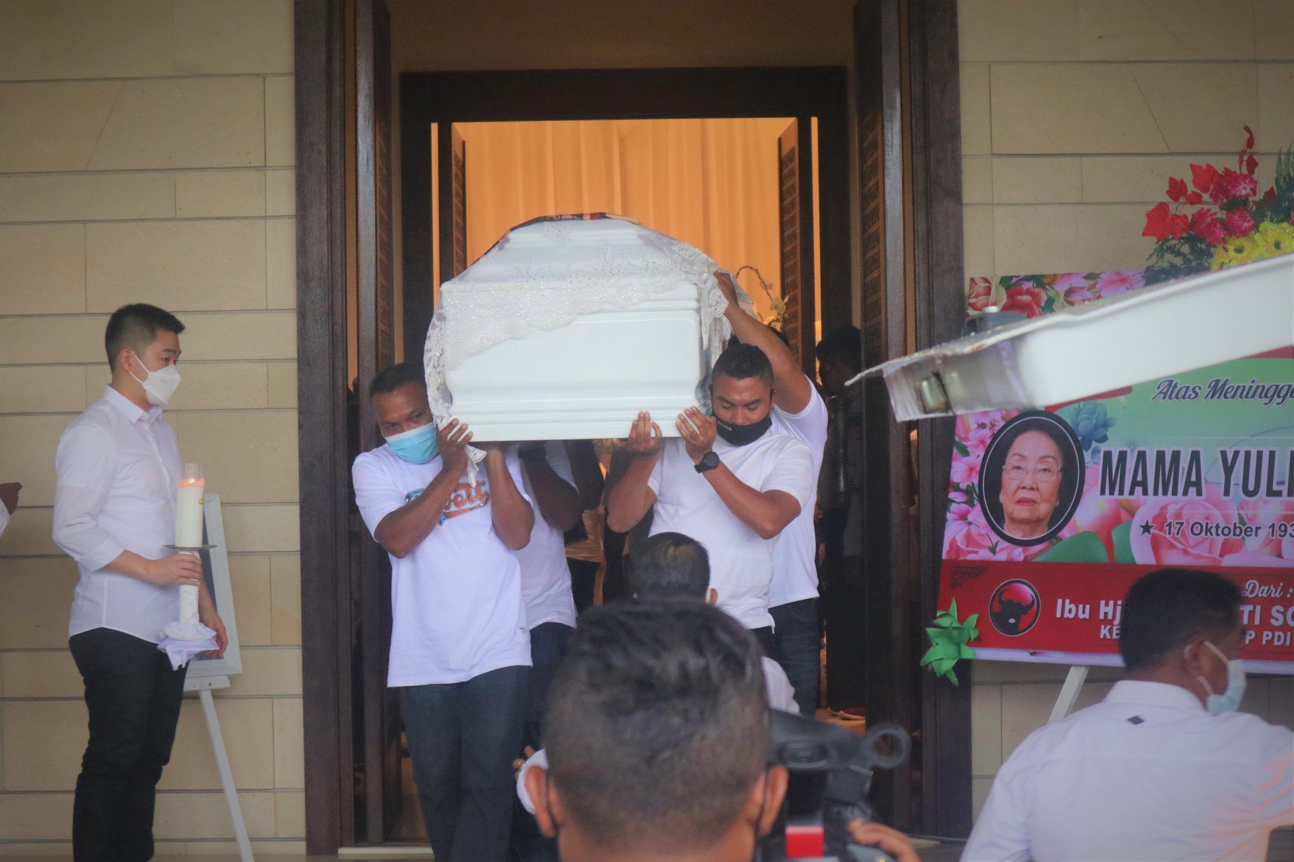 Peti jenazah ibunda Herman Herman, almarhum Yuliana Yohana, diusung ke kendaraan menuju tempat pemakaman (17/10/21)