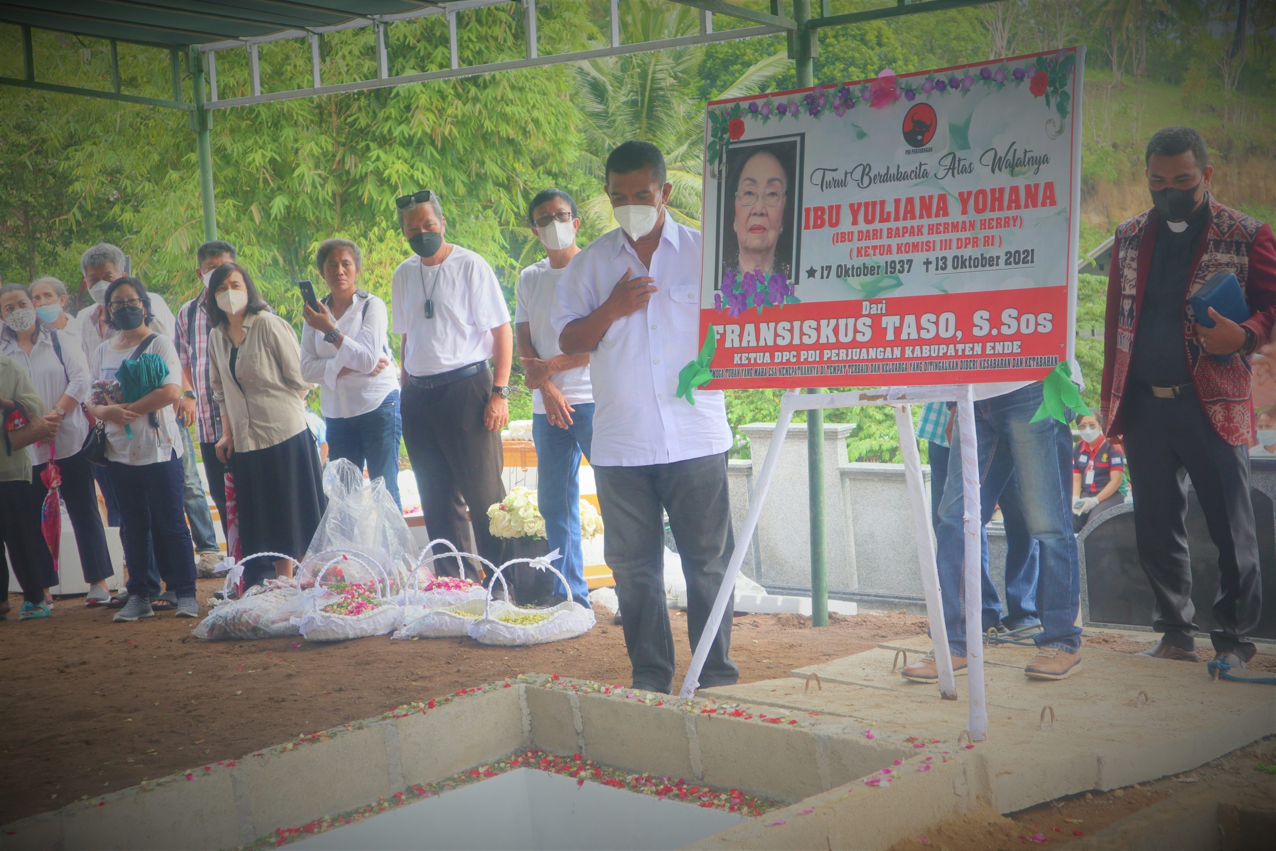 Ketua DPRD Ende, Fransiskus Taso, memberikan penghormatan terakhir di makam ibunda Herman Hery (17/10)