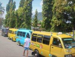 BREAKING : Puluhan Sopir Angkot Seruduk DPRD Ende, Ada Apa?