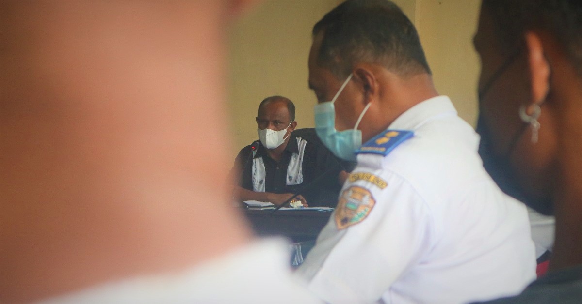 Ketua Komisi II DPRD Ende, Yulius Cesar Nonga, memimpin Rapat Dengar Pendapat antara sopir Angkot Kota Ende, Dinas Perhubungan, dan Bagian Ekonomi Setda Ende (26/10/21)