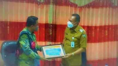 Kakanwil Ditjen Perbendaharaan NTT, Catur Ariyanto Widodo menyerahkan Plakat dan Piagam penghargaan kepada Bupati Ende, Djafar Achmad (26/10/21)