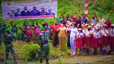 Prajurit Kodim 1602 Ende bersama warga Kekandere, Kecamatan Nangapanda, melakukan selebrasi kesuksesan pompa hidran usai uparaca peringatan HUT TNI ke 76 (05/10/21)