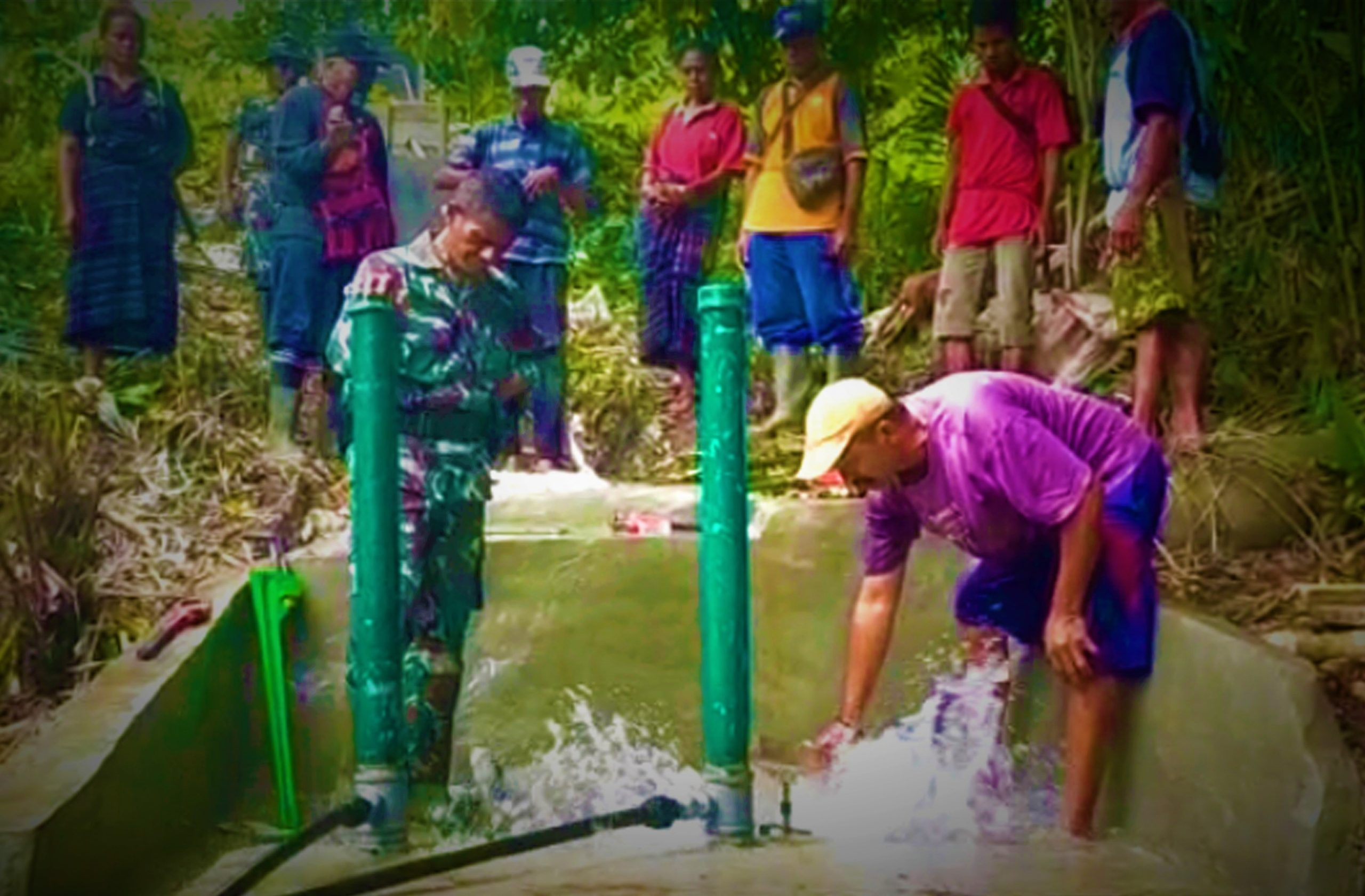 Prajurit Kodim 1602 Ende bersama warga desa gotong-royong membangun pompa hidran di Dusun Kekandere, Kecamatan Nangapanda, Kabupaten Ende