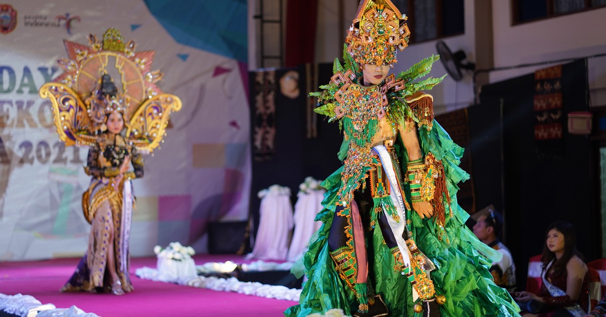 Putri Ekowisata Propinsi Jawa Timur memperagakan Nasional Kostum dalam event pemilihan Putra Putri Ekowisata 2021 (foto James Radar)