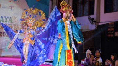 Putra Ekowisata Bangka Belitung, Muhammad Miraldy, memperagakan Kostum Nasional yang mengangkat budaya pakaian adat Paksian dalam Pemilihan Putra Putri Ekowisata 2021 (16/11/21-foto James Radar)