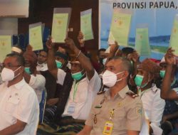 Warga Dua Desa di Ende Terima  Ratusan Sertifikat Tanah Secara Gratis