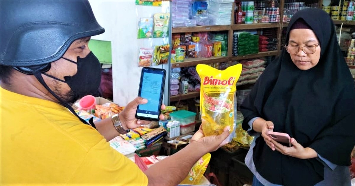 Pembeli di Pasar Mbongawani, Kota Ende, mendapatkan 1 liter minyak goreng setelah melakukan transaksi digital Qris melalui aplikasi bank NTT (17/12/21)