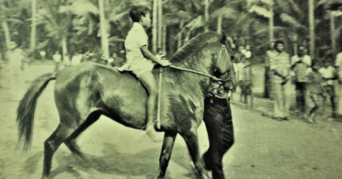 Seorang joki menunggangi kudanya, diperkirakan di arena pacuan berbentuk lingkaran di Ippi, Kota Ende (Foto: Arsip keluarga Lius Kato)
