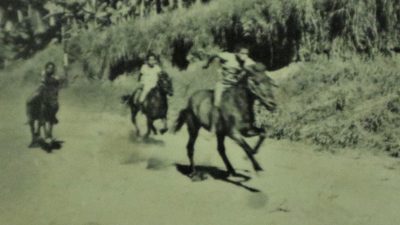 Para joki memacu kuda saat balapan, diperkirakan di saat pacuan kuda berlangsung di Jalan Kelimutu, Kota Ende (Foto: Arsip keluarga Lius Kato)